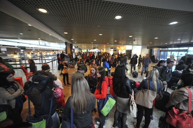 Passageiros foram obrigados a esperar no sagu&atilde;o do aeroporto Salgado Filho
