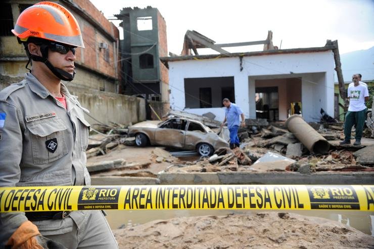 Impacto da &aacute;gua destruiu casas e carros na zona Oeste do Rio
