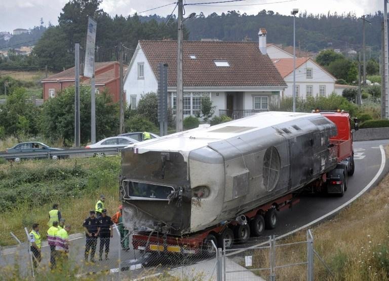 Caminh&atilde;o retira peda&ccedil;os de trem descarrilado na Espanha