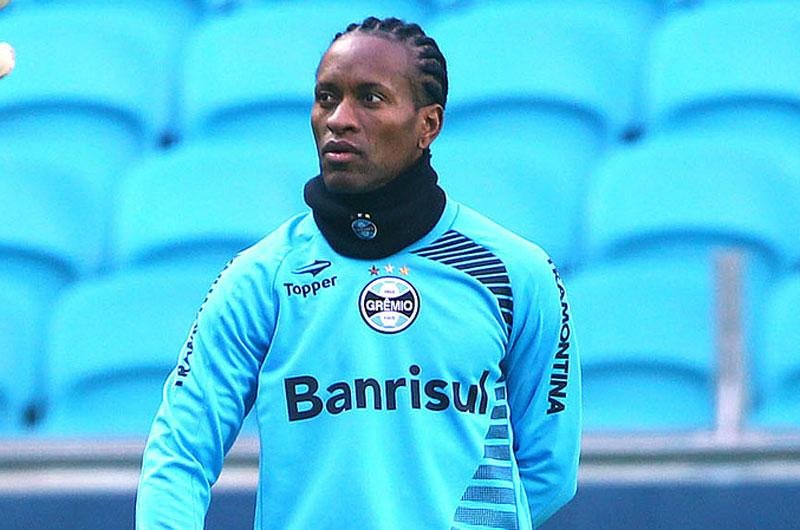 Meia do Gr&ecirc;mio pode pegar seis meses de suspens&atilde;o por jogada violenta