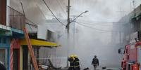 Loja de pesca pega fogo depois de explosão em Taquari