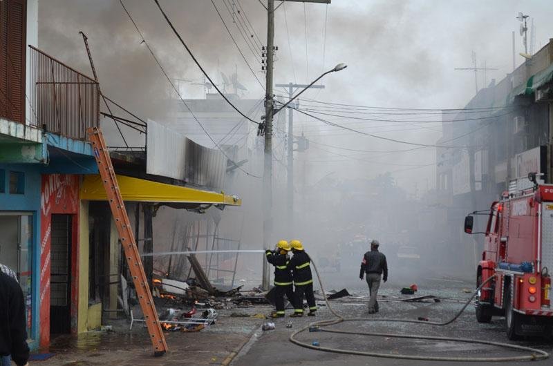Loja de pesca pega fogo depois de explos&atilde;o em Taquari