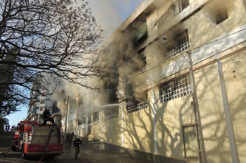 Inc&ecirc;ndio consome parte de pr&eacute;dio em Estrela
