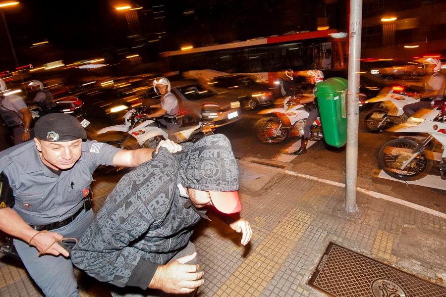 Ao menos 20 pessoas foram presas durante protesto na avenida Rebou&ccedil;as