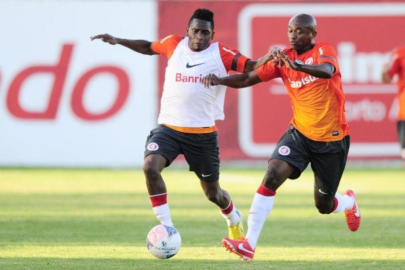 Willians (&agrave; esquerda) n&atilde;o deve ser problema para o Gre-Nal