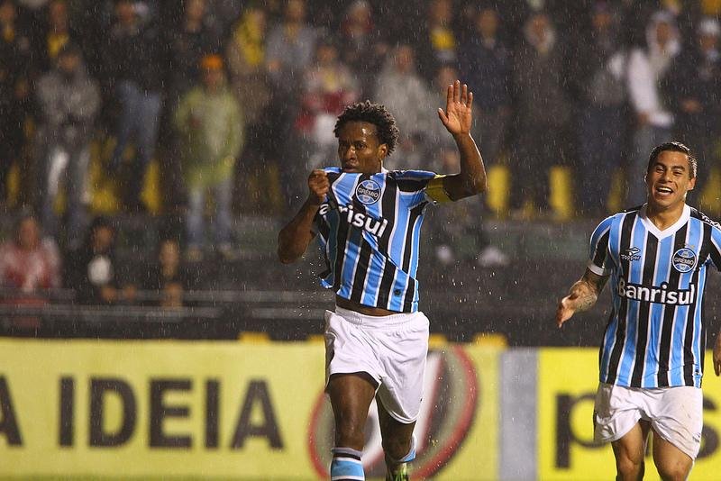 Gr&ecirc;mio mira primeira vit&oacute;ria fora contra Corinthians para encostar nos l&iacute;deres