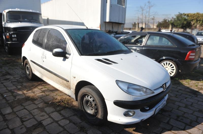 Carro foi abandonado na ERS 030