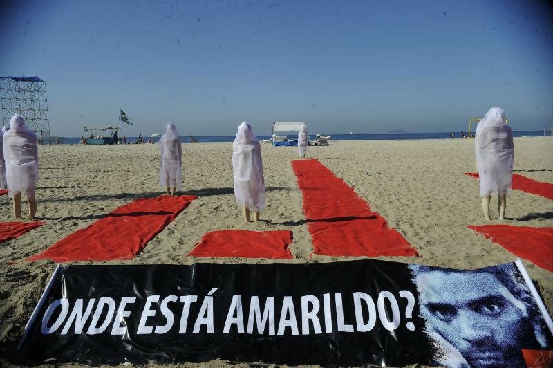 Ato simb&oacute;lico em Copacabana lembra desaparecimento do pedreiro Amarildo