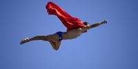 Michal Navratil conseguiu pose perfeita do Super-Homem no ar