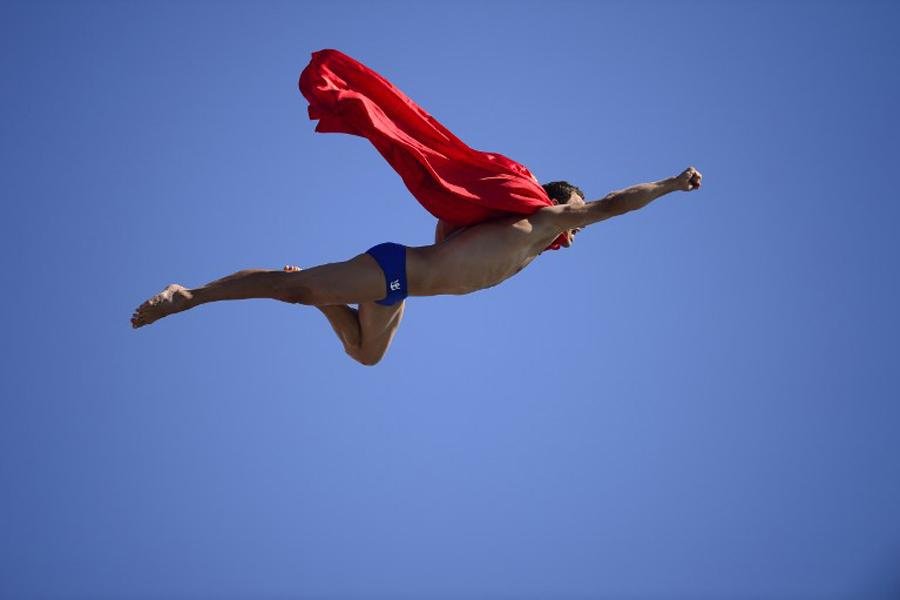 Michal Navratil conseguiu pose perfeita do Super-Homem no ar