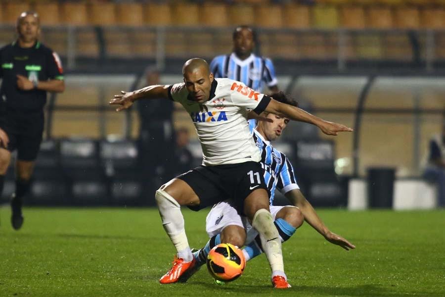 Gr&ecirc;mio &eacute; dominado pelo Corinthians e perde por 2 a 0
