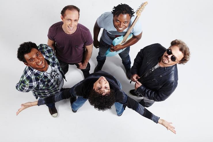 Samb&ocirc; mistura instrumentos t&iacute;picos de uma roda de samba com estilo rock 