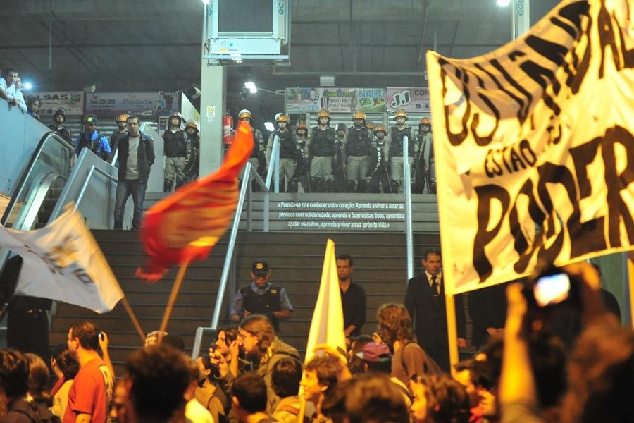 Centenas de pessoas participam de nova caminhada no Centro de Porto Alegre
