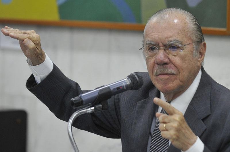 Sarney apresenta piora e est&aacute; internado na UTI em S&atilde;o Paulo