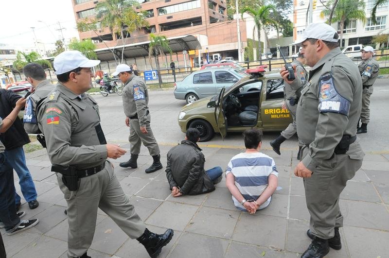 Ap&oacute;s roubar carro, ladr&otilde;es trocam tiros com BM em Porto Alegre
