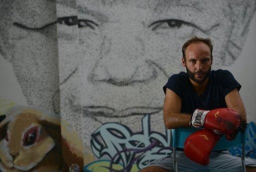 Artista belga faz retrato de Mandela a golpes de boxe