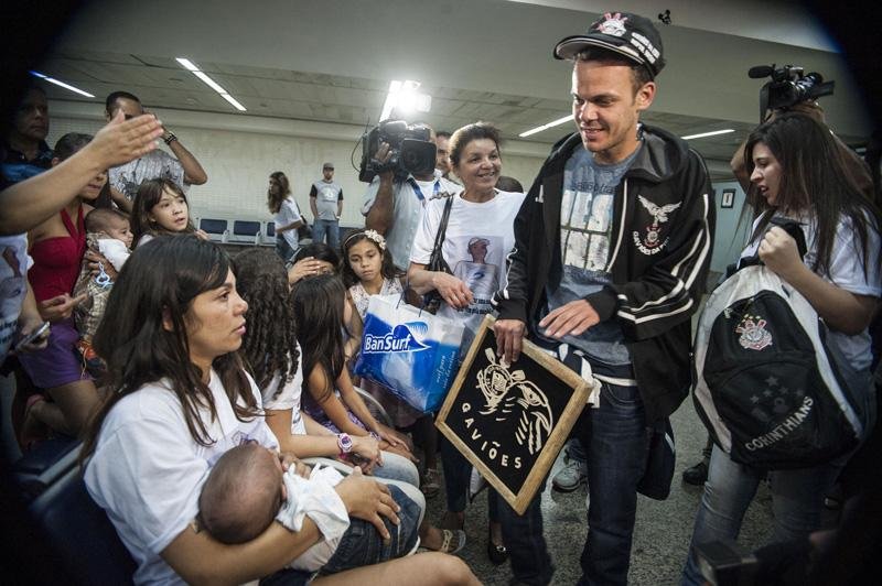 Torcedores foram recebidos por cerca de 100 pessoas no aeroporto de Guarulhos