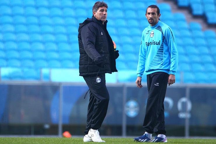 Renato Portaluppi orienta Barcos em treino do Gr&ecirc;mio 
