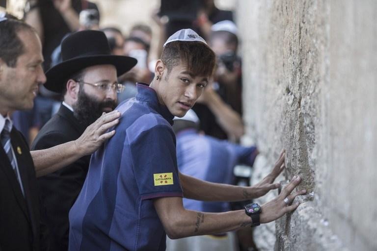 Neymar est&aacute; com o elenco do Barcelona em Israel