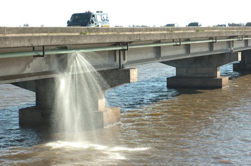 Encanamentos no Saco da Alema e no Canal Furado jorram na estrada