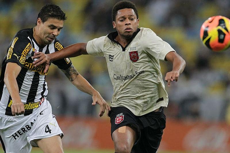 Vasco pressiona, mas Botafogo garante vit&oacute;ria da lideran&ccedil;a