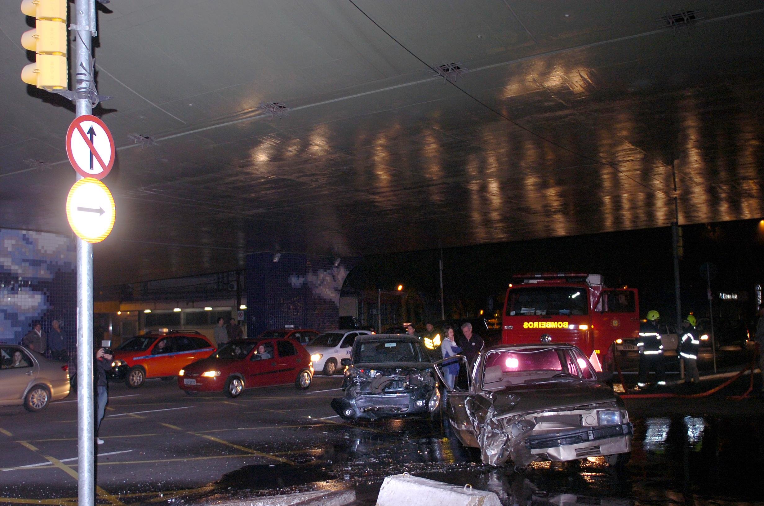 Carro teria passado sinal vermelho e atingido outro ve&iacute;culo no viaduto Imperatriz Leopoldina