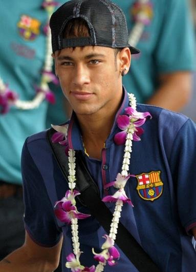 Ao desembarcar, Neymar ganhou um colar de flores