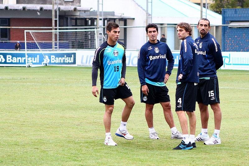 Excesso de estrangeiros no Gr&ecirc;mio representa dor de cabe&ccedil;a para Renato 