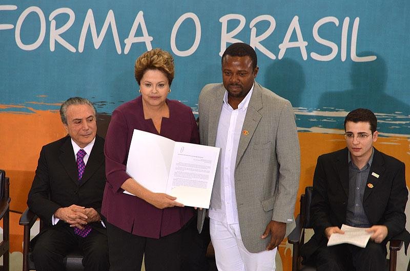 Dilma sanciona Estatuto da Juventude com dois vetos