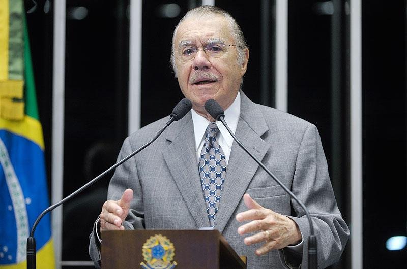 Sarney &eacute; diagnosticado com dengue e pneumonia, diz hospital