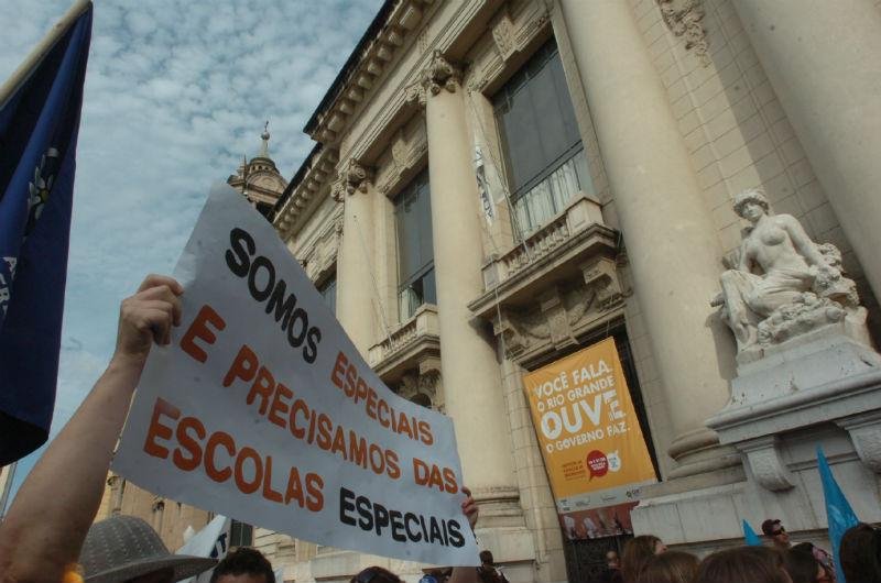 Grupo protestou em frente ao Piratini
