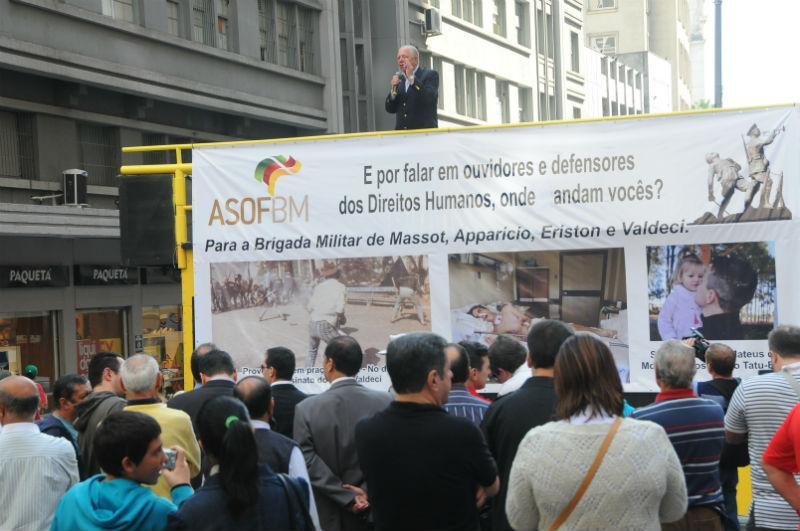Oficiais se reuniram na Esquina Democr&aacute;tica em homenagem a colegas