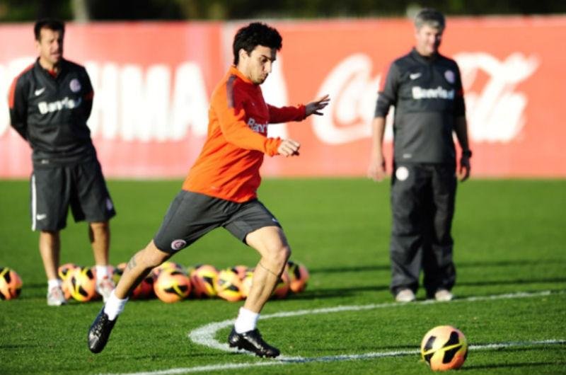 Scocco deve entrar no lugar de Forl&aacute;n