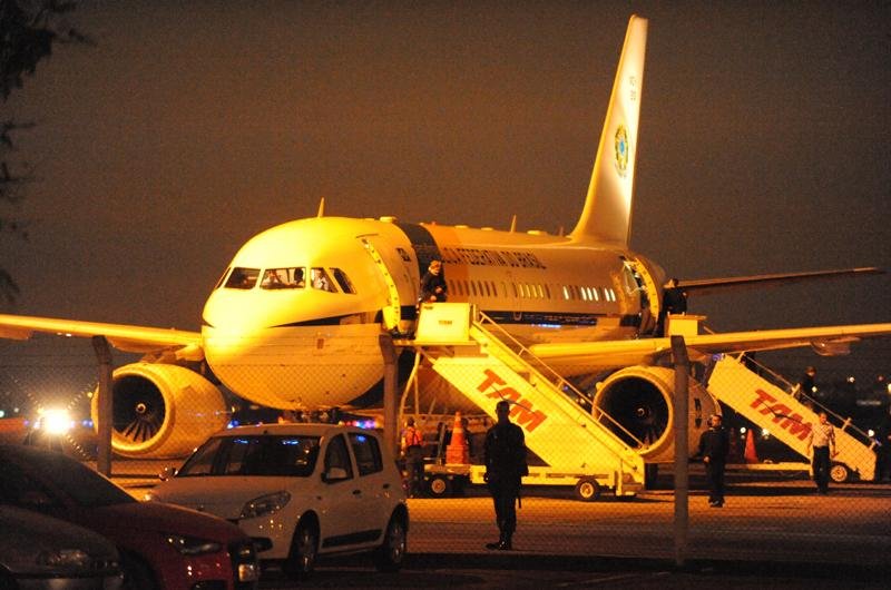 Avi&atilde;o com a presidente desembarcou &agrave;s 19h02min desta quinta-feira em Porto Alegre