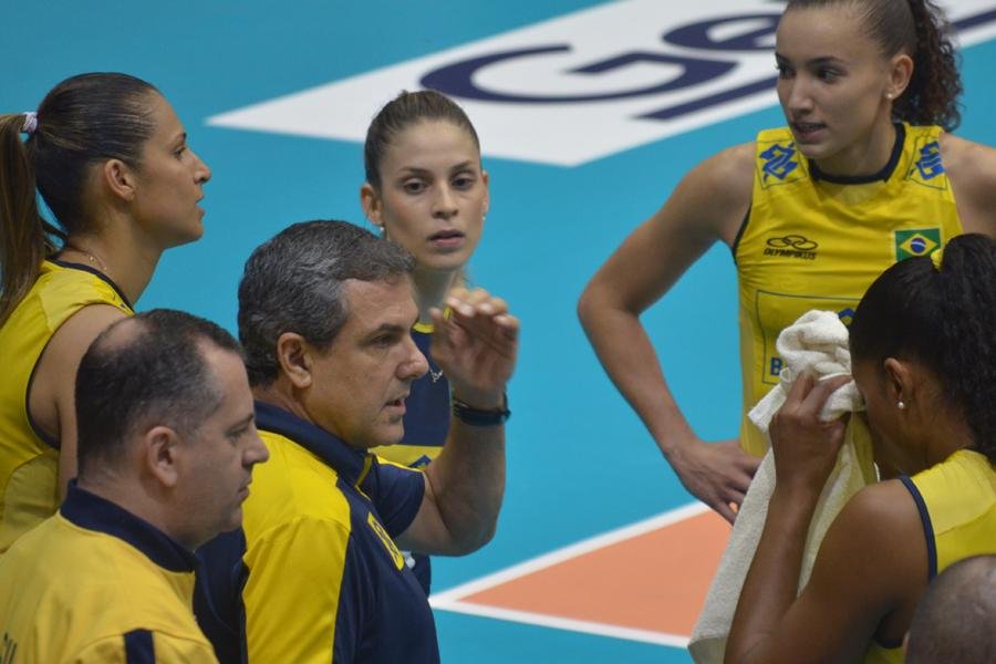 Equipe leva susto no primeiro set, mas fecha o jogo de forma tranquila