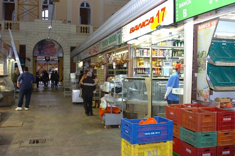 Comerciantes j&aacute; arrumam produtos para reabertura do Mercado