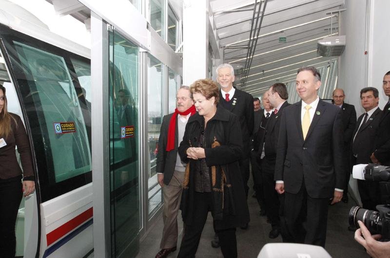Dilma anda no Aerom&oacute;vel em Porto Alegre 