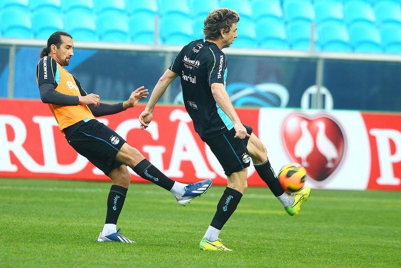 Para Barcos (&agrave; esquerda), Gr&ecirc;mio tem obriga&ccedil;&atilde;o de vencer