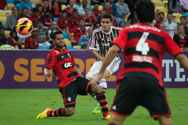 Flamengo come&ccedil;ou a partida em desvantagem, mas virou e depois ampliou. Fluminense marcou segundo gol no fim da partida