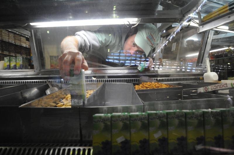 O trabalho de reabastecimento das bancas come&ccedil;ou cedo, pouco depois das 6h
