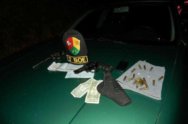 Policiais apreenderam dois rev&oacute;lveres