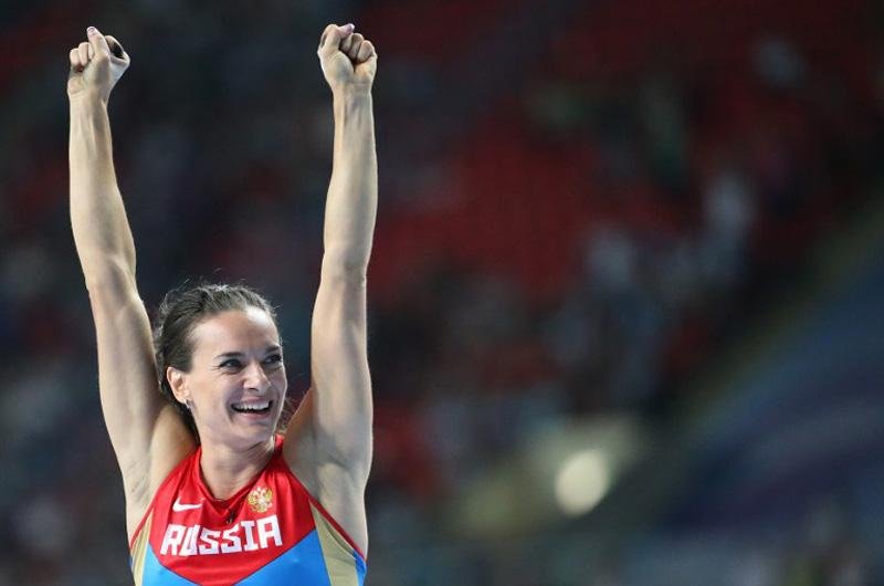 Yelena Isinbayeva comemora ap&oacute;s vencer no salto com vara final do Mundial
