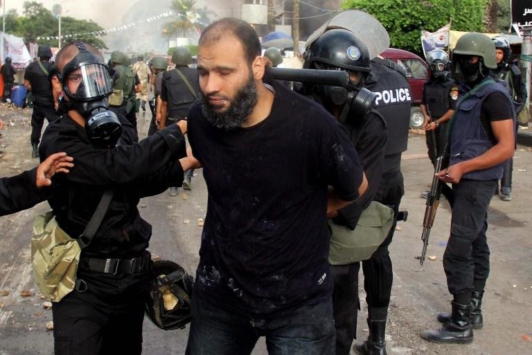 Manifestantes entraram em confronto com a pol&iacute;cia em Cairo