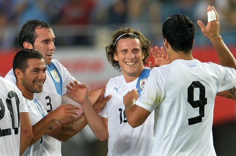 Forl&aacute;n faz dois e garante vit&oacute;ria do Uruguai sobre Jap&atilde;o 