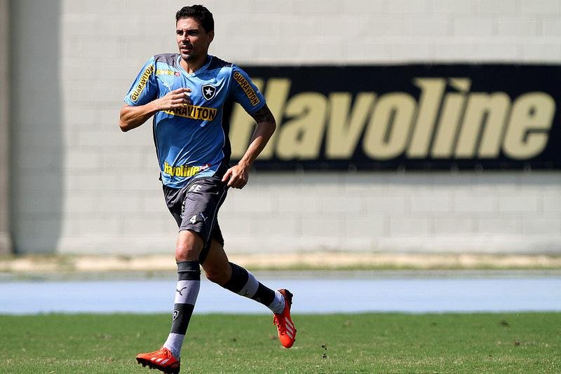 Zagueiro atuar&aacute; pelo Botafogo contra o Colorado nesta quinta