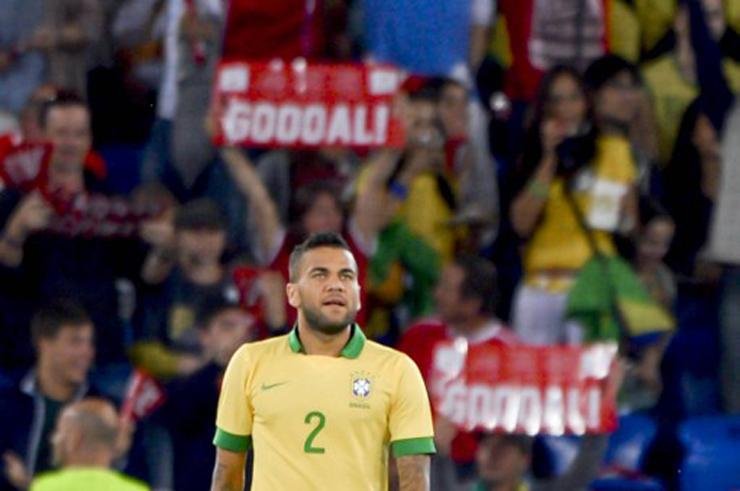 Daniel Alves lamenta gol contra que deu vit&oacute;ria &agrave; Su&iacute;&ccedil;a