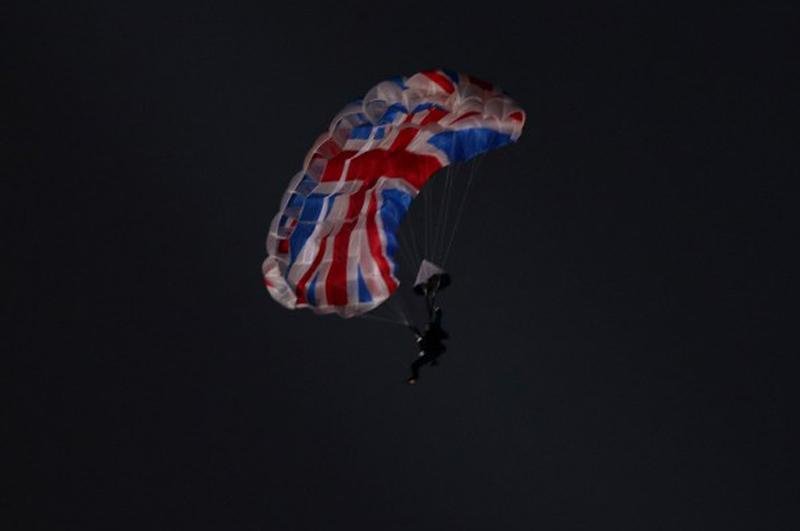 Mark Sutton caiu em &aacute;rea montanhosa quando praticava esporte com wingsuit