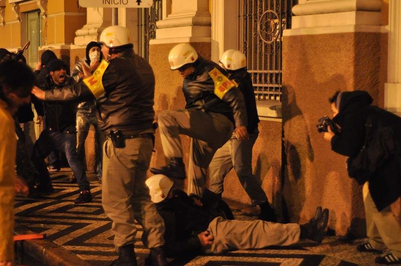 Manifestantes e BM entraram em confronto