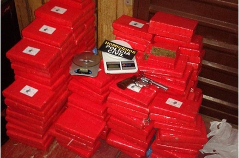 Com o grupo foram apreendidos 170 kg de maconha, 500g de coca&iacute;na e um rev&oacute;lver