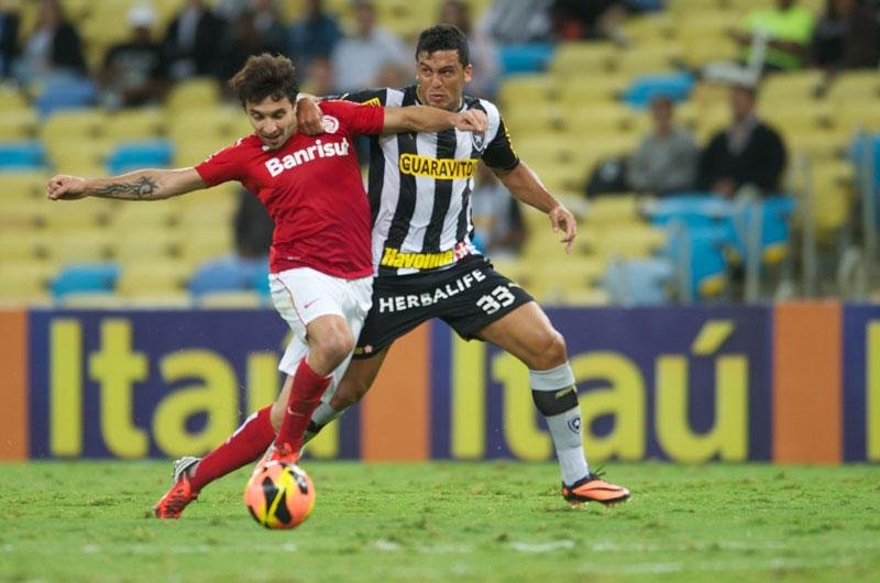 Scocco marcou dois gols para o Inter